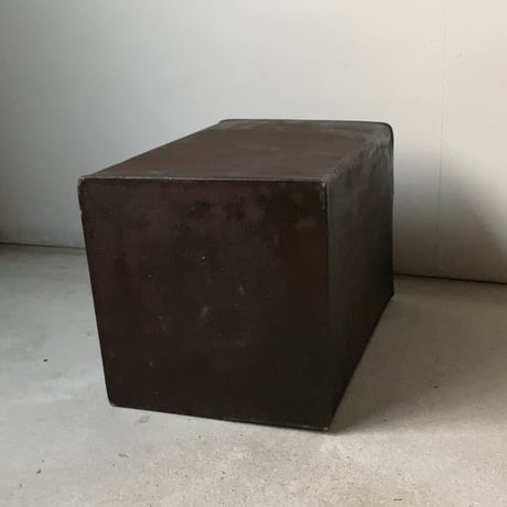古い鉄の箱 (蓋付き) 黒ヤケ 黒光り グッドエイジング 厚みあり縁補強構造 古箱