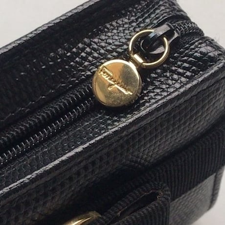 Salvatore Ferragamo  サルヴァトーレ フェラガモ　ヴァラ ミニポーチ　化粧ポーチ 小物ケース  キーリング  キーケース  コインケース　リザード型押　ブラック/ゴールド　中古美品
