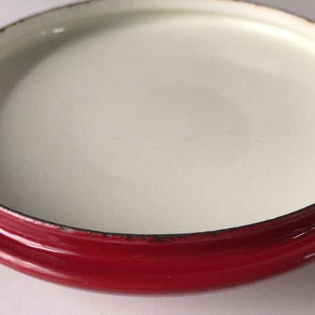 琺瑯(ホーロー) ヴィンテージ 両手鍋  18cm  深みのある濃い赤です。中古美品