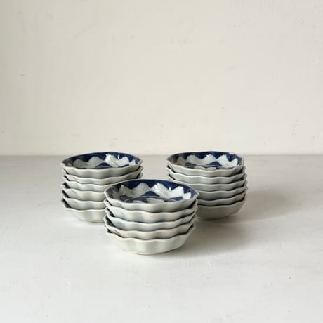 明治 大正期 古い瀬戸焼の豆皿［1枚の価格］在庫17枚 朝顔＋波絵  染付 型押し 小皿 有田 伊万里 完品