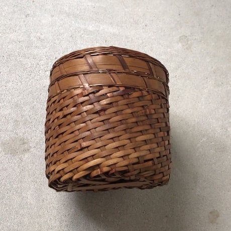 竹編の屑籠   素材の強弱が効いた大変手の込んだ編みかごです。日本の工芸品  民藝
