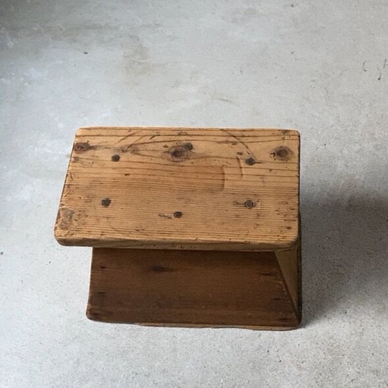 昭和期 木製穴無し古い踏台 杉材無垢 小さめ 台形 箱型 踏み台