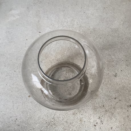 アンティーク大型ガラスポット 高さ31cm苺型古い硝子の保存瓶 硝子瓶 ガラス瓶 花器 金魚鉢 ベタ鉢 メダカ鉢 大正期 吹きガラス  ゆらゆら気泡ガラス 地球瓶