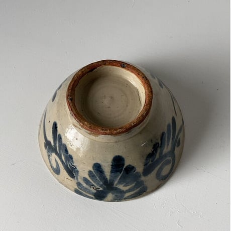 B  古琉球 やちむん 4.5寸マカイ 古作 登窯 花唐草 呉須色 沖縄 焼物 茶碗 昭和期 ヴィンテージフォークアート 薄いニュウ有