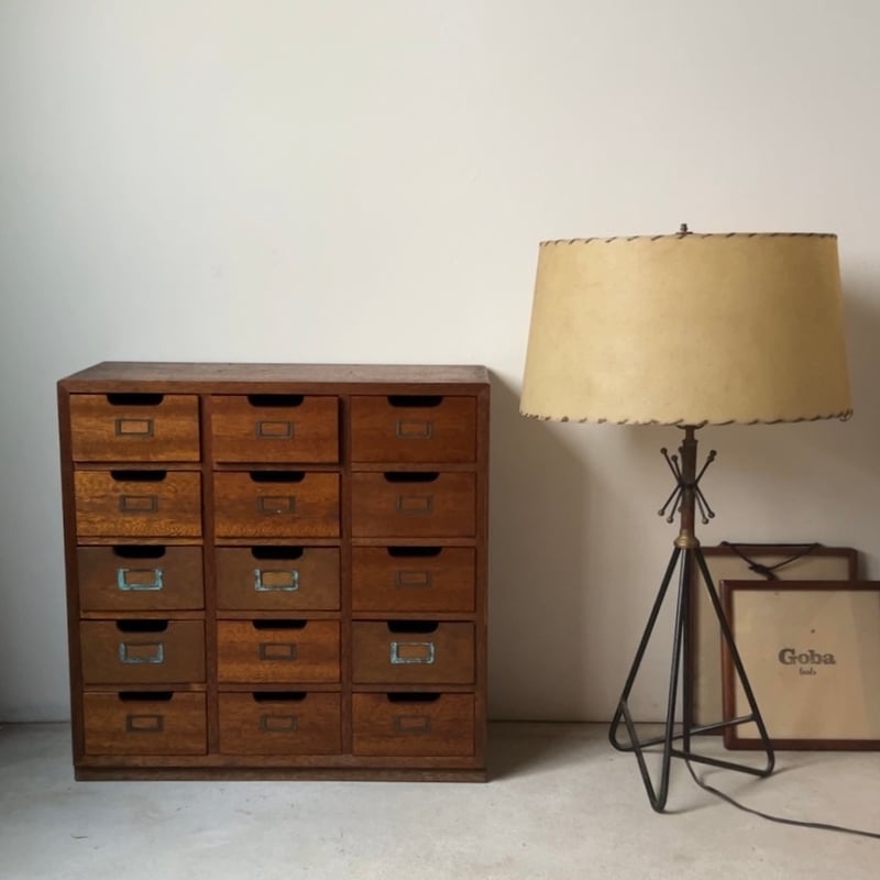 古い木製引出し 15杯 小ぶりサイズ ラワン無垢材 銅のネームタグ