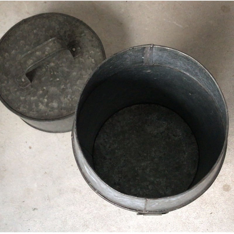 ヴィンテージ蓋付き筒型ブリキ缶 双耳持ち手 大きめ サイズ