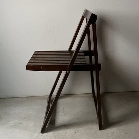 1960s 木製フォールディングチェア  折り畳み椅子 古い木のイス 太いフレームに直線的なデザインがグッドバランスです。