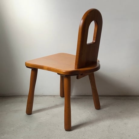 木製無垢材のダイニングチェア  木の椅子 良品