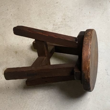 アンティーク丸椅子 小さめサイズ 作業椅子 広葉樹座面  黒ヤケ飴色トロトロ絶品エイジング  荒々しい木肌 古い木の椅子 ヴィンテージスツール 日本製品 良品