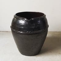 古い片口甕   黒釉 民藝壺 民藝甕 焼物 高さ34cm幅32cm メダカ鉢 睡蓮鉢 金魚鉢 ハス 水栽培 水中昆虫 ビオトープ