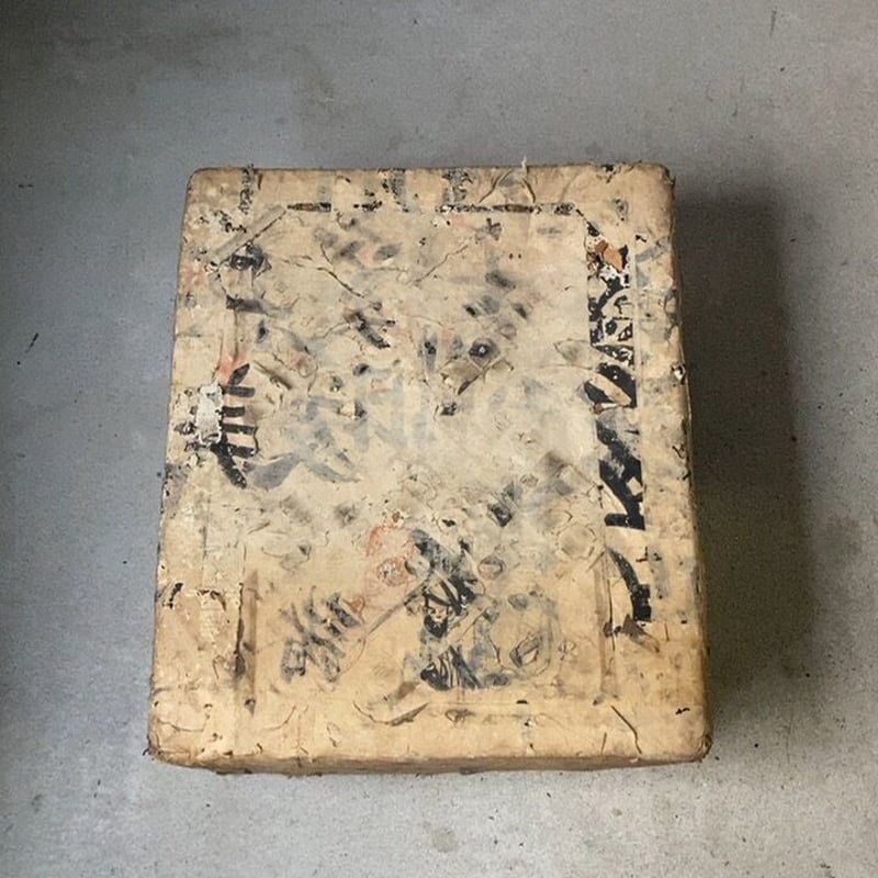 紙貼りの竹籠 約47cm 正方形やや深め 古いかご 和紙総貼り 墨文字 陳列