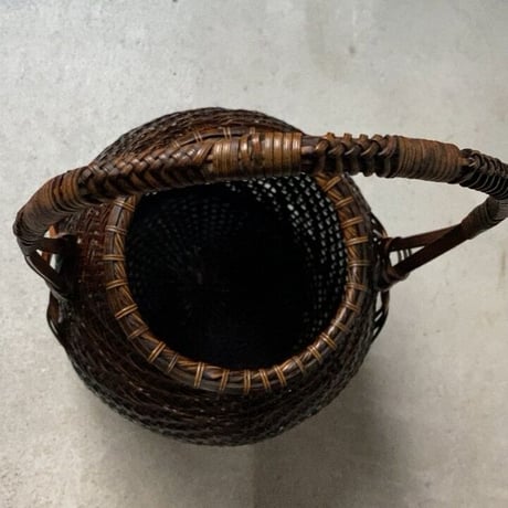 竹編みの古花籠  細やかな木目ゴザ目編み 持ち手の飾り編み 標準的なサイズ感 均整の取れたフォルム