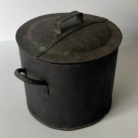 古い蓋付き銅器  赤銅 双耳 寸胴鍋 厚みが有り大変重厚な作りです。筒のみ幅約24cm 古銅 花器 グッドエイジング
