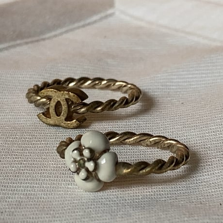 CHANEL シャネル  ココ&カメリア ダブルリング マットゴールド 燻金 真鍮 ブロンズ  リングセット ダブルリング 重ね付け 立体ココマーク 琺瑯カメリア 箱有 中古美品