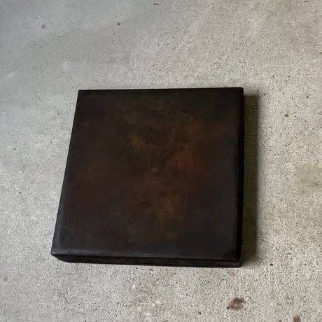 古い鉄の箱 (蓋付き) 黒ヤケ 黒光り グッドエイジング 厚みあり縁補強構造 古箱