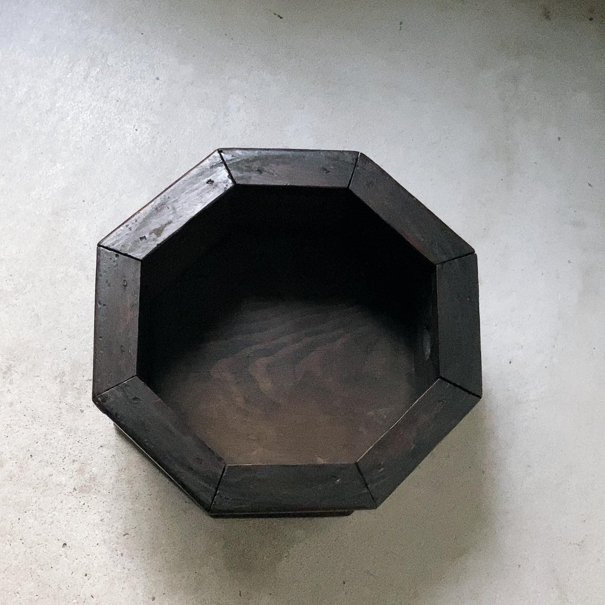 明治〜大正期 八角木製火鉢受け トロトロ黒ヤケ 古材 花器受け 明治〜大正期 八角木製火鉢受け トロトロ黒ヤケ 古材 花器受け