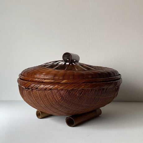 古い竹編みの水切り籠(蓋付き) 昭和初期 竹編み 工芸品 竹工芸 古民藝 均等にヤケた飴色のかご