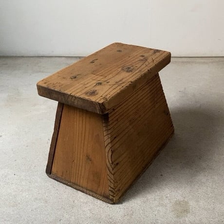 昭和期 木製穴無し古い踏台  杉材無垢  小さめ 台形 箱型 踏み台 ヴィンテージステップ  ナチュラル素材  作業椅子 花台 美品