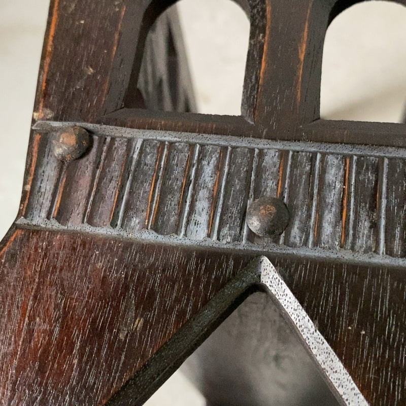 古い木製マガジンラック 黒茶 スタッズ 透かし窓 線彫り装飾