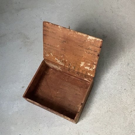 一閑張り 蓋付きの紙箱  21.5cm 紙貼り 柿渋 紐摘み  小物入れ 道具箱 墨文字 ジャパンヴィンテージ