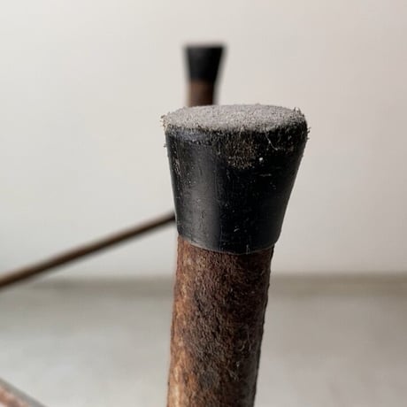 古い鉄足のスツール  ジャパンヴィンテージ  スクエアスツール グレーのスチール作業椅子