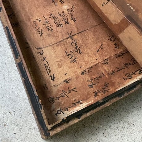 漆塗の木箱に和紙を貼った蓋付き木箱 約38cm 古い木箱  書道具箱 墨文字の和紙 昭和初期戦前 道具箱 ジャパンヴィンテージ