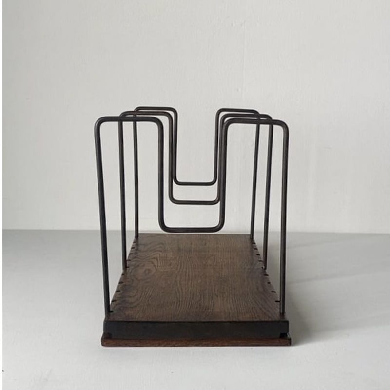 レトロ本立て、スチール本立て、ビンテージ本立て、レトロスチール本立て 古い本立て 100年級の楢無垢材と3本スチールのブックスタンド 大正