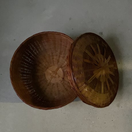 古い竹編の飯籠  めしかご  蓋付き竹籠 幅約31cm わずかな目飛びはあるもののコンディション良好