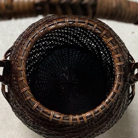 竹編みの古花籠  細やかな木目ゴザ目編み 持ち手の飾り編み 標準的なサイズ感 均整の取れたフォルム