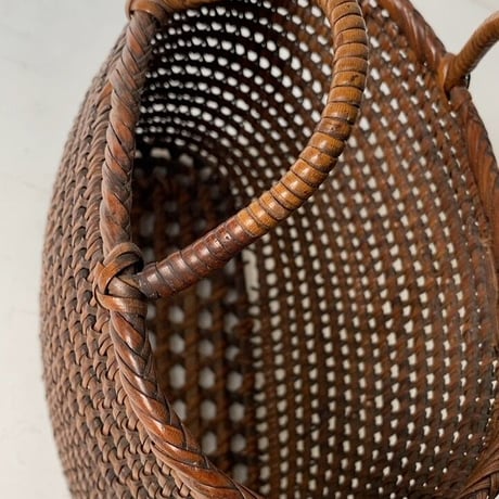 古い茶籠(ミニサイズ) 左右幅約22cm  黒ヤケ 濃飴色 トロトロ ヴィンテージカゴバッグ 籐編みトート型 籠バッグ 小ささが魅力