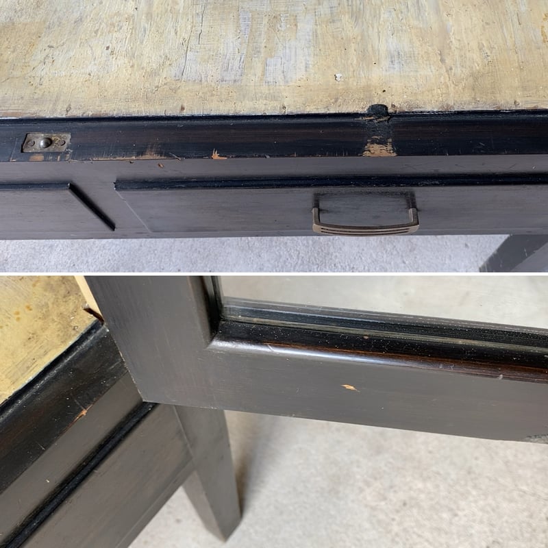 アンティーク 黒ケビント 3面ガラス 4枚棚板 硝子 2杯引出し 真鍮金具