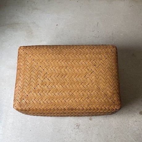 古い竹編みの行李 55cm  竹行李  柳行李  スズ竹 網代編み  ヴィンテージクラフト 保管箱 衣装ケース 道具箱 やや深型