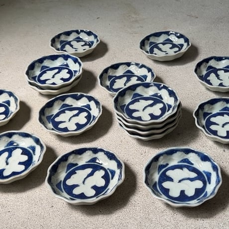 明治 大正期 古い瀬戸焼の豆皿［1枚の価格］在庫17枚 朝顔＋波絵  染付 型押し 小皿 有田 伊万里 完品