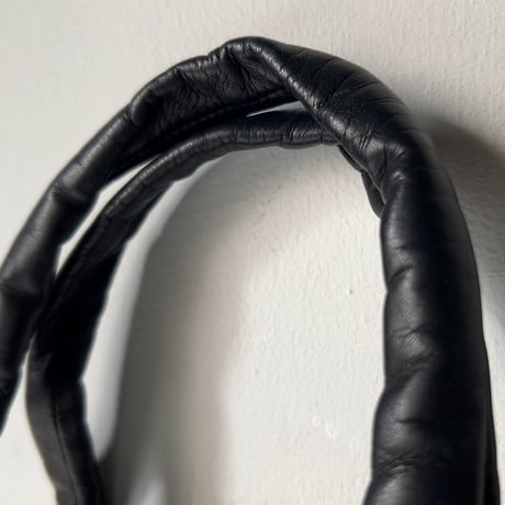 古いレザーのハンドバッグ  スムースラムレザー 羊革 ブラック ゴールド金具 がま口型 ストーン装飾 ヴィンテージバッグ  中古美品