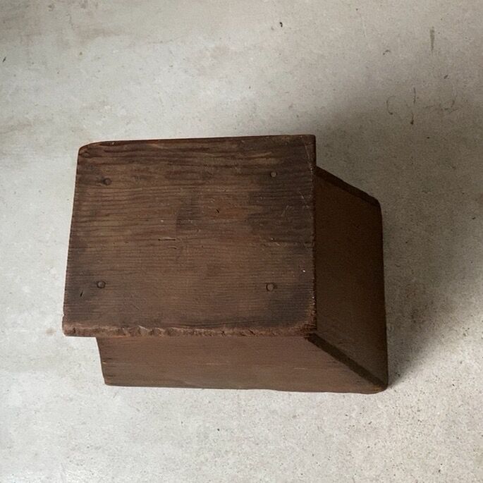 昭和　踏み台　木製 昭和初期 木製穴無し古い踏台 杉無垢材 台形 箱型 踏み台 ヴィンテージ