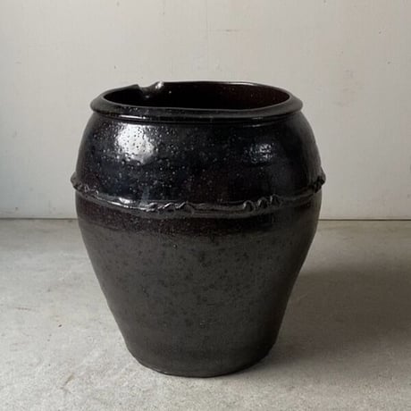 古い片口甕   黒釉 民藝壺 民藝甕 焼物 高さ34cm幅32cm メダカ鉢 睡蓮鉢 金魚鉢 ハス 水栽培 水中昆虫 ビオトープ