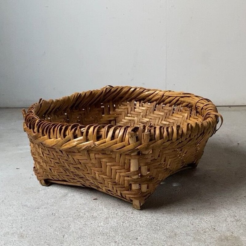 古い竹編み籠 足有り 網代編み 盛り籠 水切り籠 丸みある肉厚の素材で