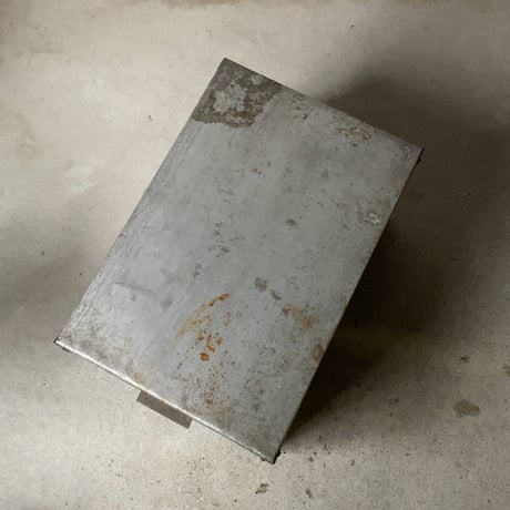 古いアルミの箱　蓋付き 持手付き ヴィンテージツールボックス ストック缶  米櫃 保存ケース パンケース 道具箱 古い箱