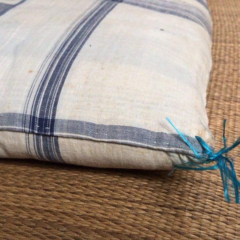 手作りの古い座布団 2枚組 昭和中期 白/青チェック. ハンドステッチ