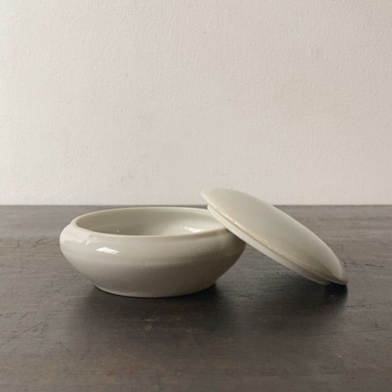 古い白磁の蓋付き小壺 塩壺 薬味入れ 小物入れ ウネウネ素地 古作 完品