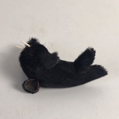 セイウチの置物　毛皮／レザー　ブラック　天然素材　ヴィンテージドール　動物人形