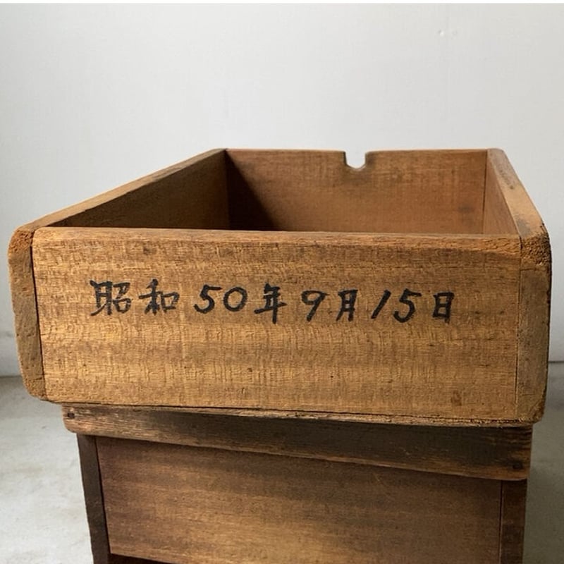 長年使い込んだ木の引出し 木製引出し 古い木箱 貯金箱構造 投票箱 御