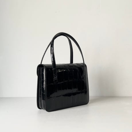 古いクロコのハンドバッグ  クロコ本レザー(ワニ革) ブラック フラップ型 ゴールド金具 ヴィンテージバッグ フォーマル  中古美品