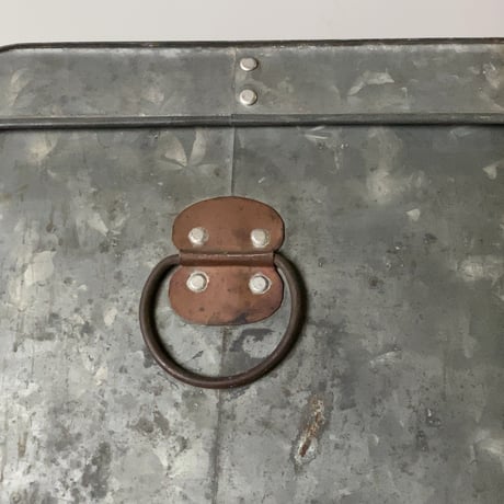 古いブリキの箱  蓋付き 持手付き ヴィンテージツールボックス ストック缶ヴィンテージ 蓋付き 銅持手  米櫃 保存ケース 道具箱 アンティークスチール ボックス