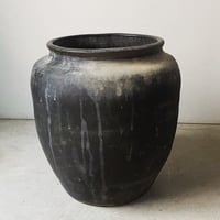 手捻りの古い大壺  古壺  古甕 古民藝 焼物  高さ38cm幅37cm   メダカ鉢 睡蓮鉢 金魚鉢 ハス 水栽培 水中昆虫 ビオトープ 玄関壺 傘立　完品