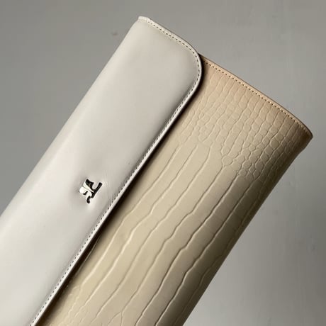 Courreges クレージュ  80sオールドクレージュ フラップ型クラッチバッグ クロコ型押し合皮 銀ロゴ 中古良品