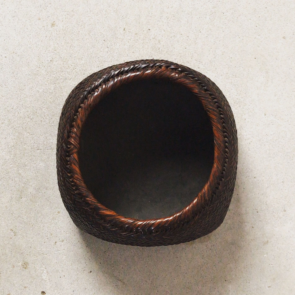 竹編みの炭斗(すみとり) 細かく密度の高い網代編み ヘリンボーン