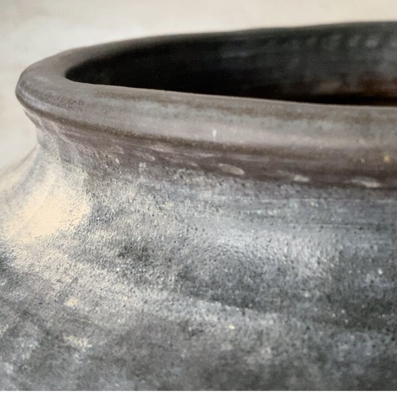 手捻りの古い大壺 古壺 古甕 古民藝 焼物 高さ38cm幅37cm メダカ鉢