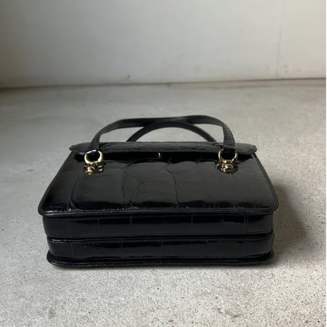 古いクロコのハンドバッグ  クロコ本レザー(ワニ革) ブラック フラップ型 ゴールド金具 ヴィンテージバッグ フォーマル  中古美品