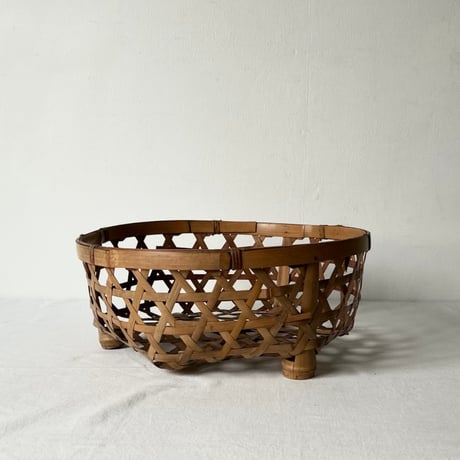 古い水切り竹籠 足付き洗い籠(3つ足) 編みカゴ 竹素材 手仕事 工芸品 民藝 クラフト ジャパンヴィンテージ